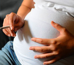Курящая женщина передает никотиновую зависимость младенцу «по наследству»