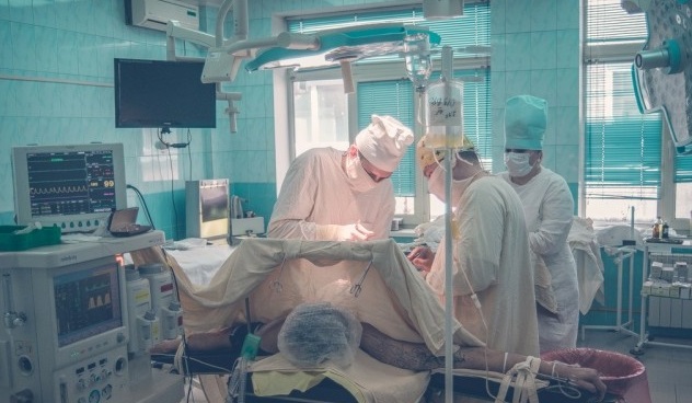 Хирурги тубдиспансера собирают по кусочкам позвоночники пациентам